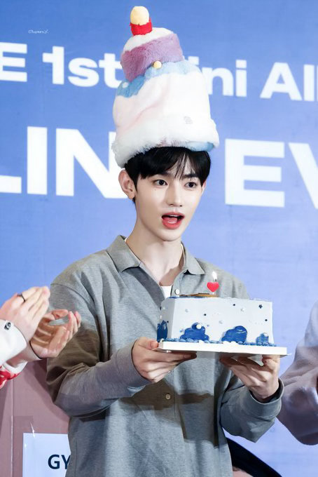章昊提前庆生章昊拆盲盒也要听粉丝的 谁能拒绝这样的章昊，庆生互动松弛自然，拆盲盒
