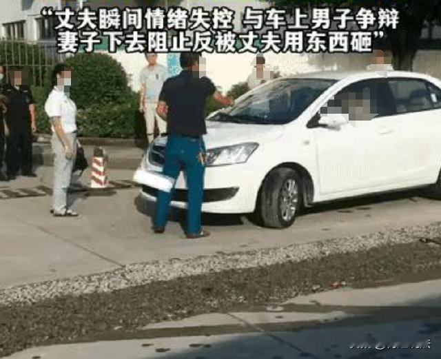 江西，一男子发现自己的老婆下班回来，从一台汽车上下来，老婆还跟开车的男子说说笑笑