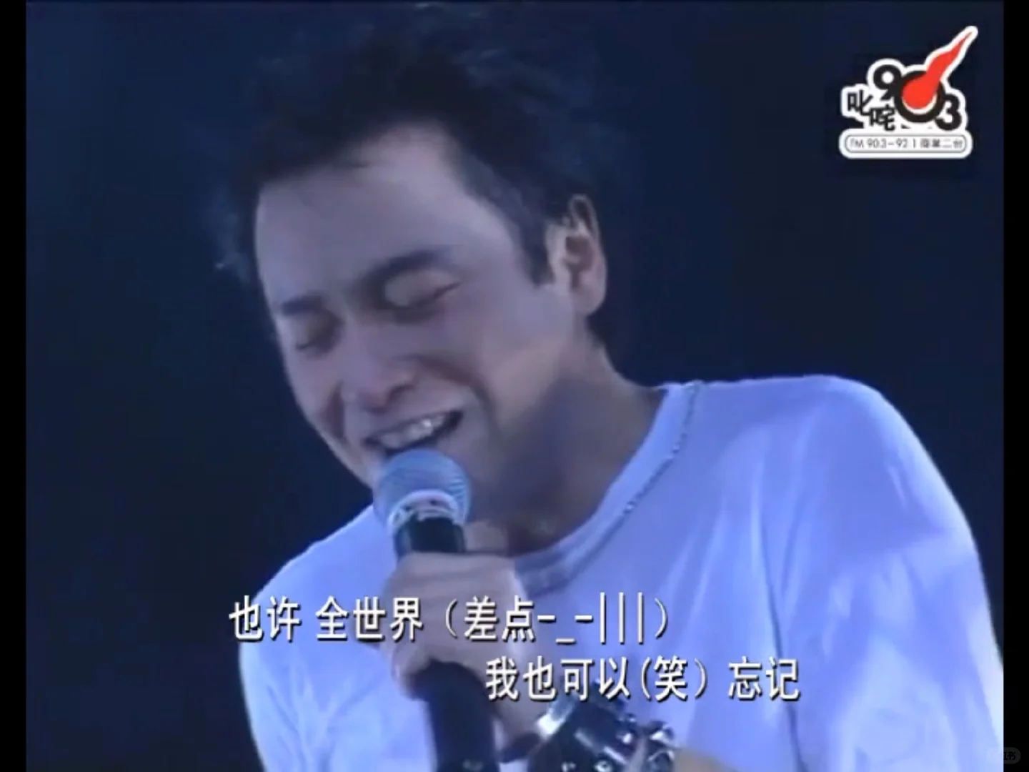 她每次看哥哥的表情就知道，这娃又唱错词了