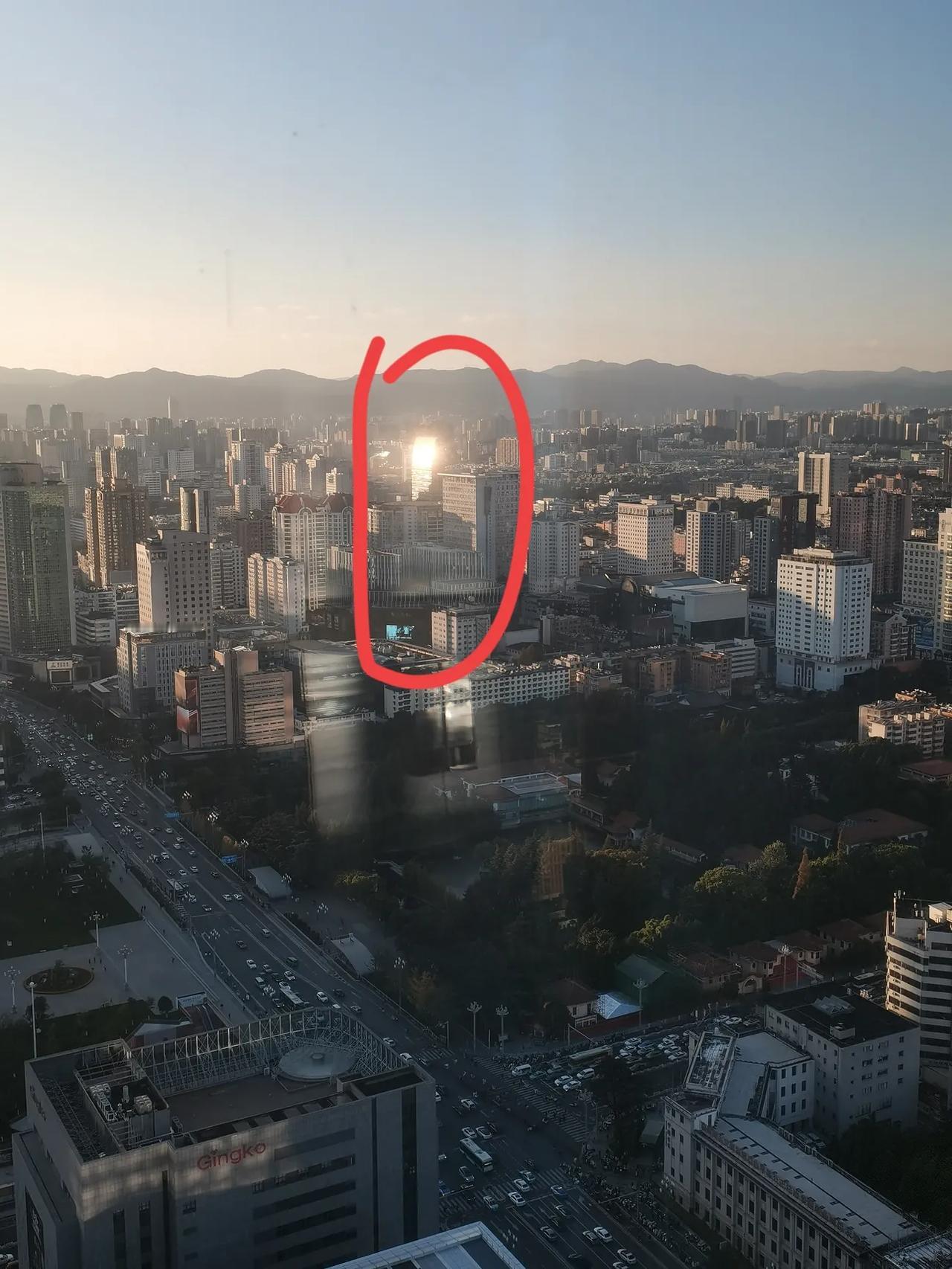 第一张图里，怎么有一个地方有一片发光的地方，红色圈⭕里面，
这个不是翠湖吧！