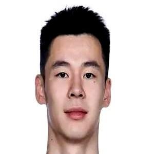 最近看到同曦队郭昊文的一个采访，挺有意思的。他聊到今年夏天拒绝了NBA活塞队的一