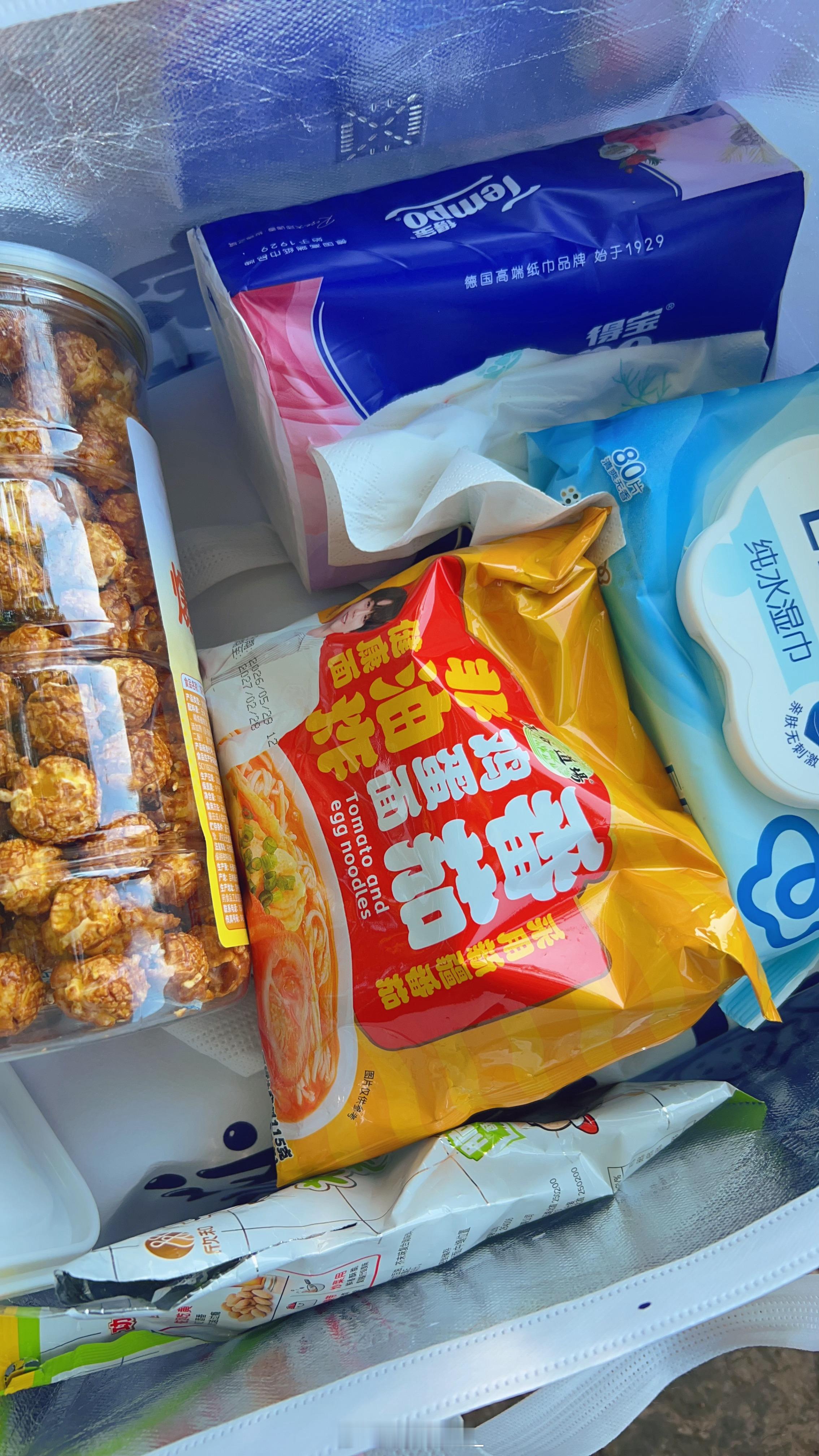 为了早饭吃泡面，带了午餐肉、鸡蛋、葱花。结果没带气罐幸好还带了四块磅蛋糕，不然好