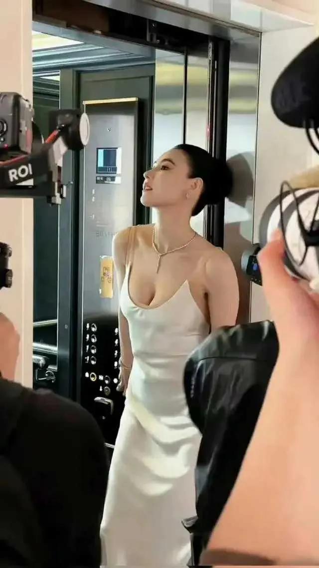 张柏芝真的太美啦！
知道为什么张柏芝多大都毫无波澜嘛？
因为不管多大年龄，身材一