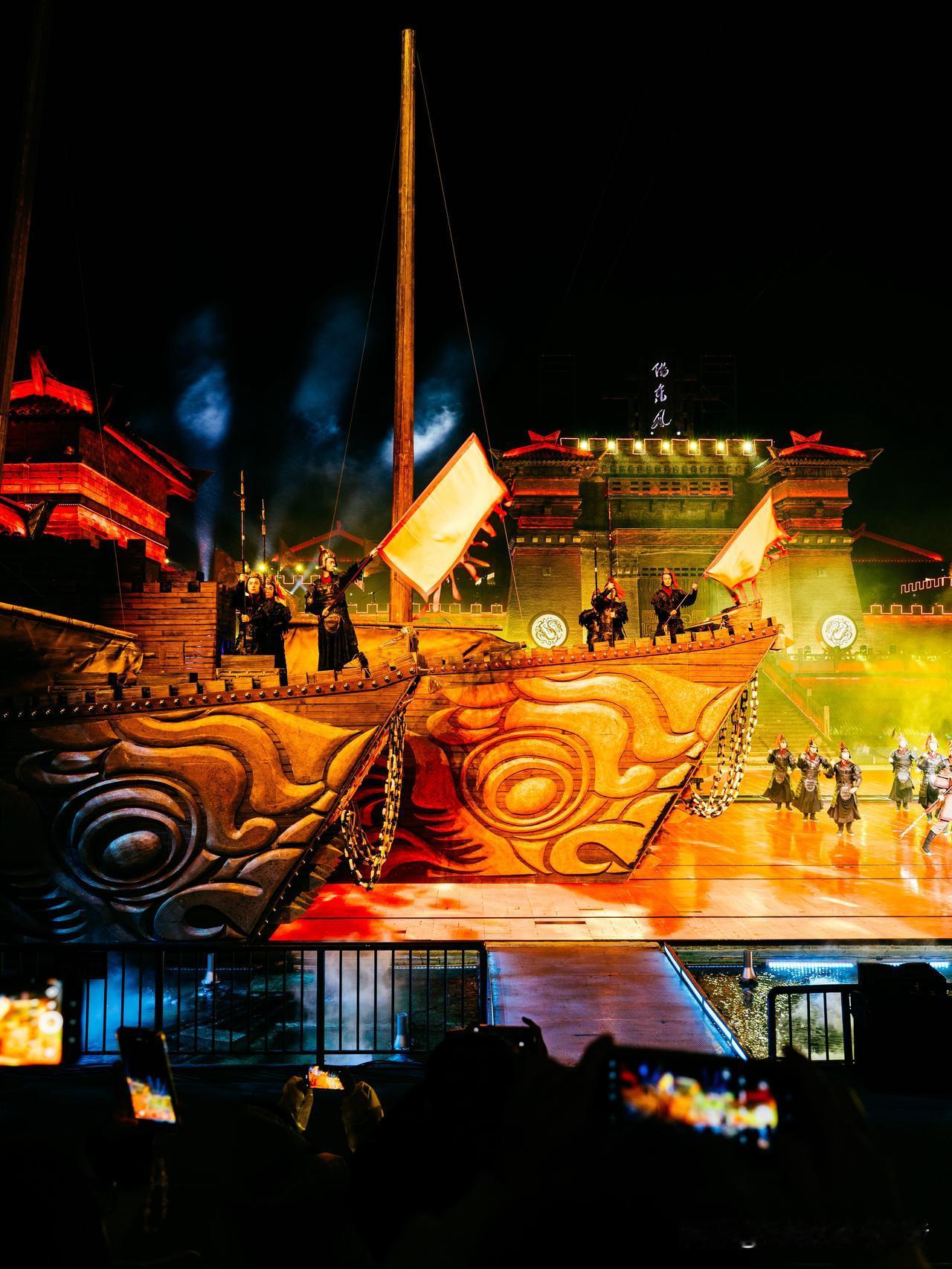 🌊作为一个三国迷来到赤壁还是很激动的，进入赤壁古战场，站在真正的长江岸边，看到