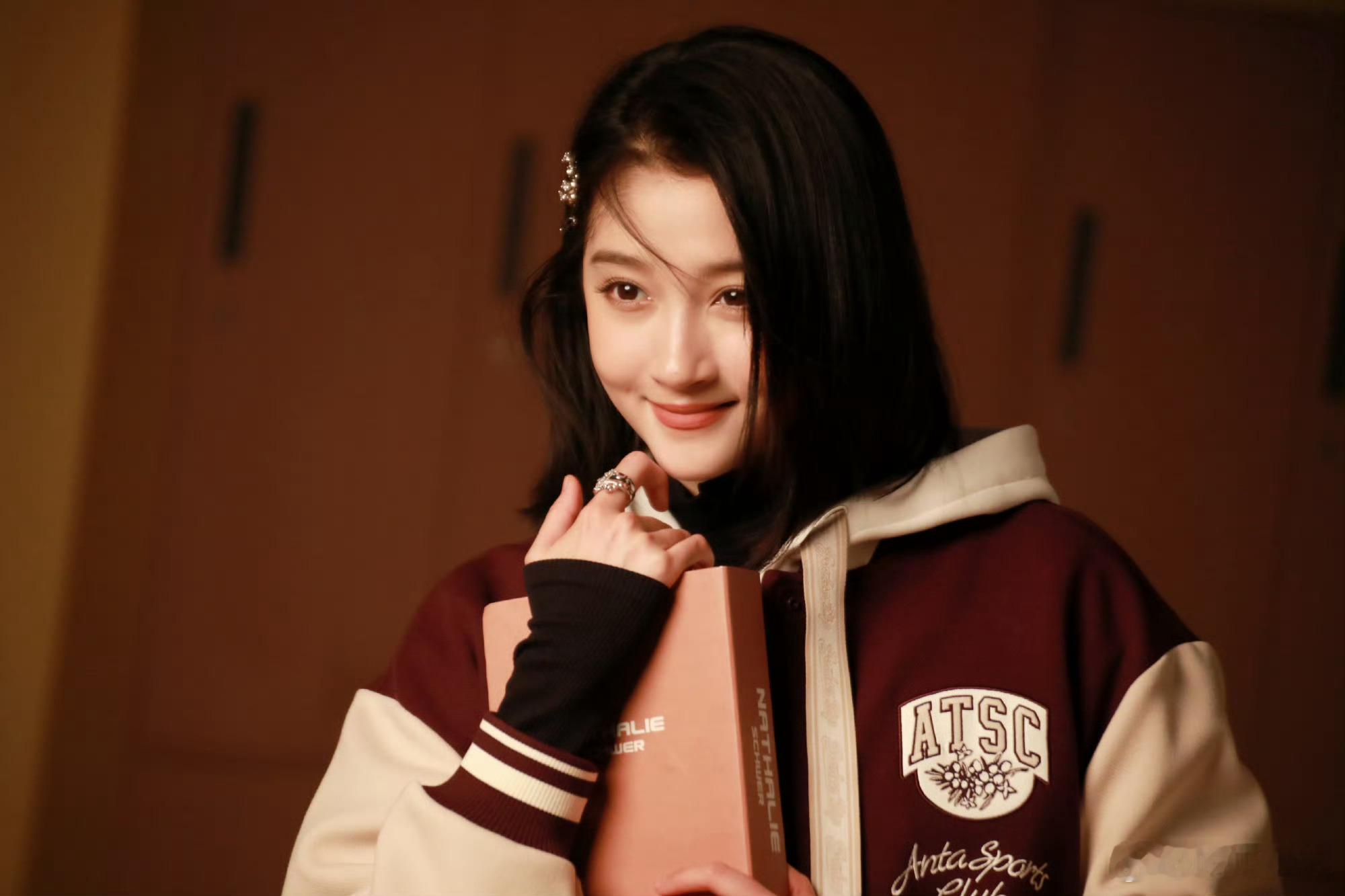 以后请给关晓彤穿合适的衣服，化合适的妆容！今天这个就敲合适！少女的青春感满满！ 