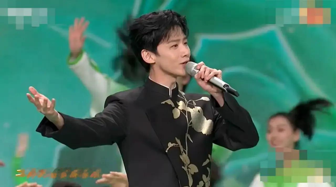 魏晨，魏大勋，两姓魏的“欺负”一个外姓百的，咱们都穿白，就都不告诉白敬亭。看着真