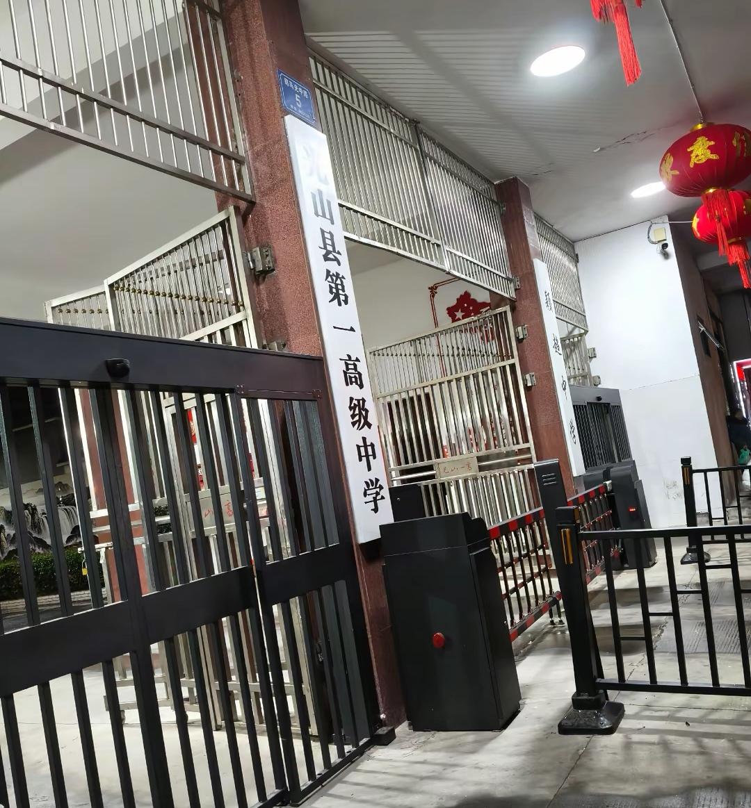 4月16日，河南光山县54岁班主任猥亵15岁女生后续来了：已被刑拘！开除！撤销教