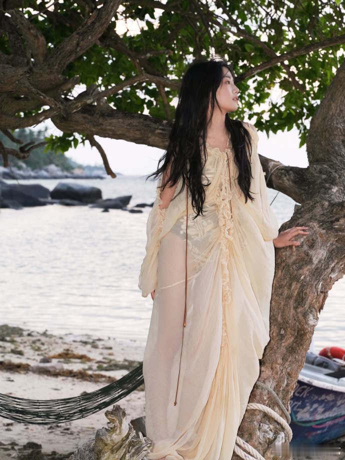 卢昱晓海的女儿  卢昱晓仙女袍真的是太漂亮了，咱们妹妹真的是如同海的女儿一样的呀