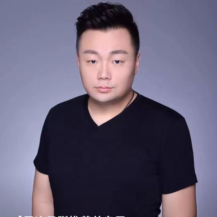 我村最近发生了一件不可思议的怪事，一个36岁青年人至今不恋爱，父亲去世年，母亲被