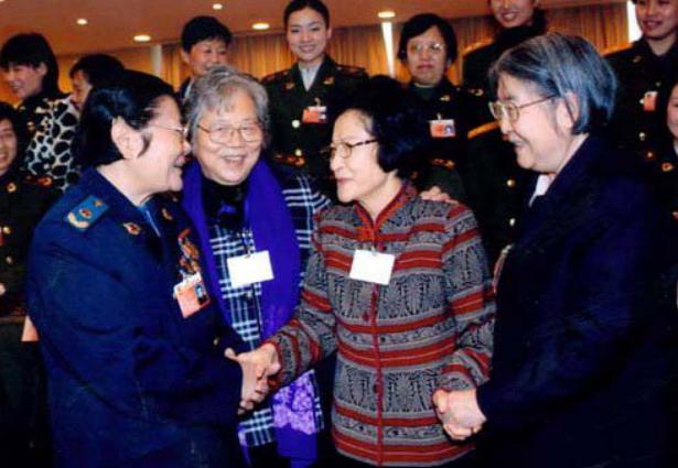 前排这四位名人的后代，能认出两位，就是历史高手了。