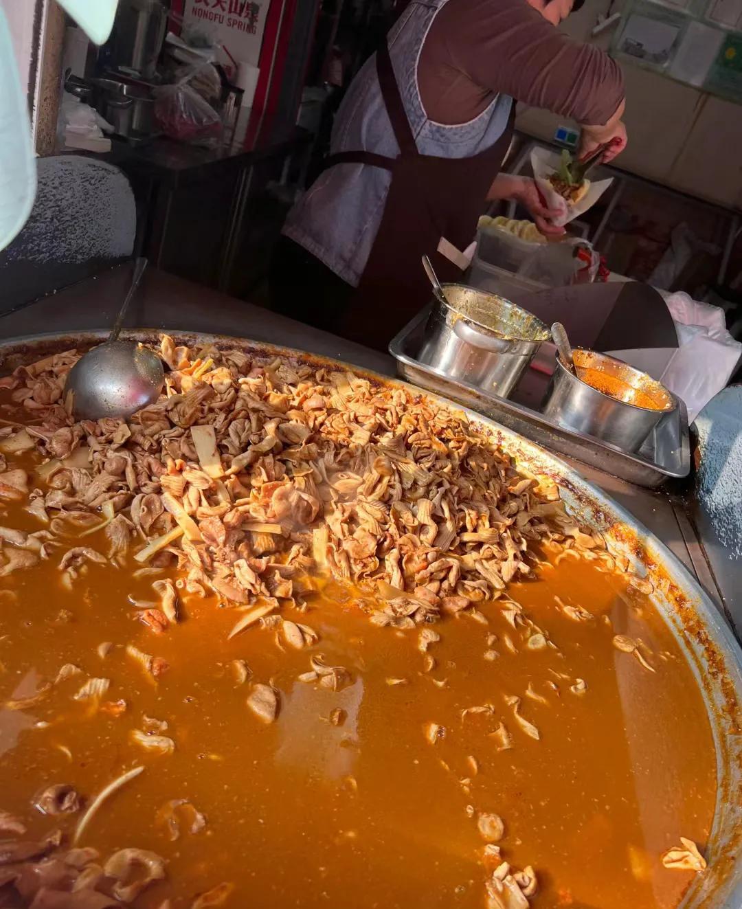 济南西市场超级网红小吃…鸭肚饼
现在生意越来越差，口碑越来越不好了
为什么呢？很