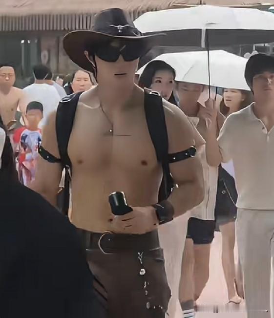 年轻女孩喜欢长得彪悍的男人，有安全感。
中年妇女喜欢干净面相善良的男人。
老年妇