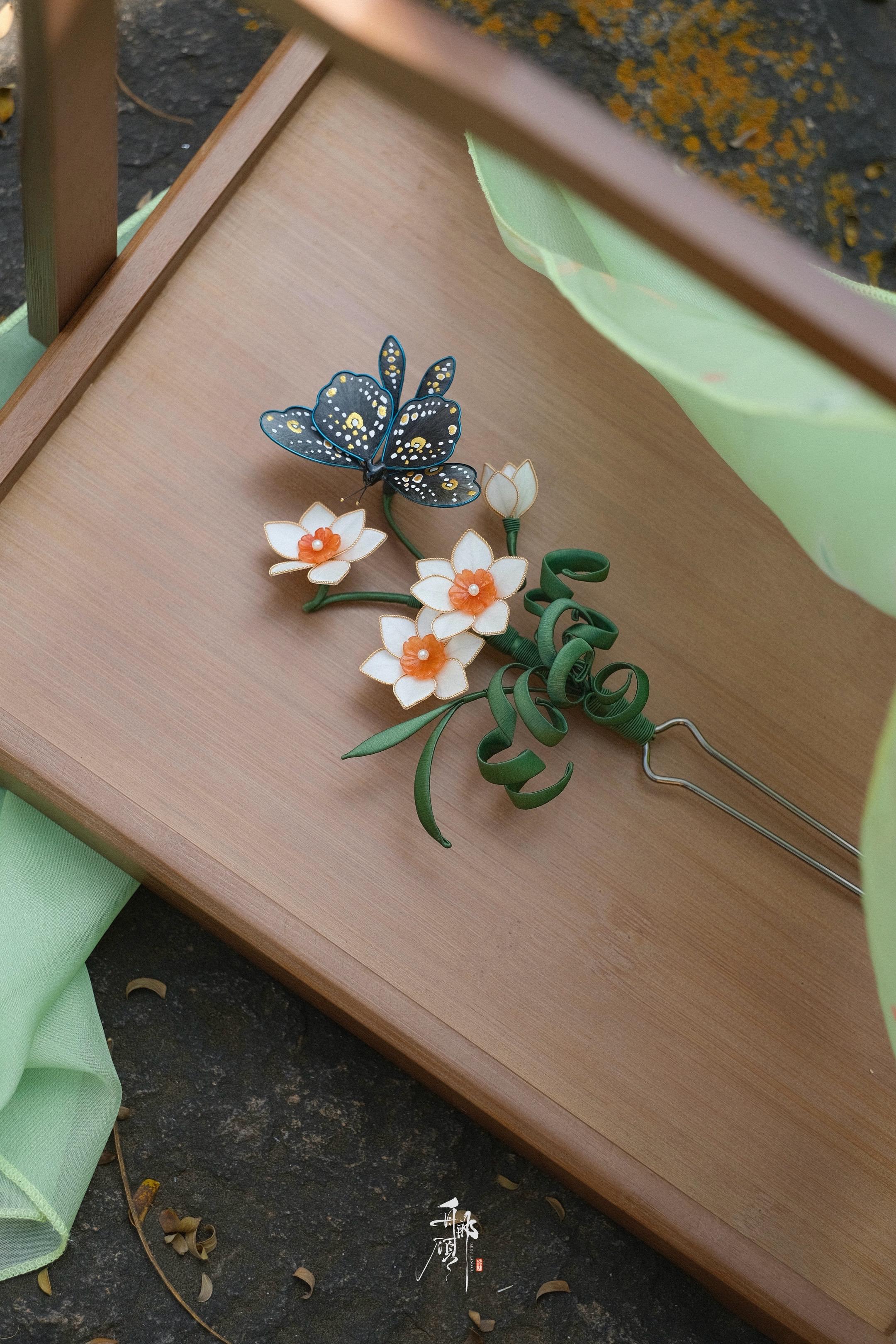 「 雕 刻 水 仙 」。