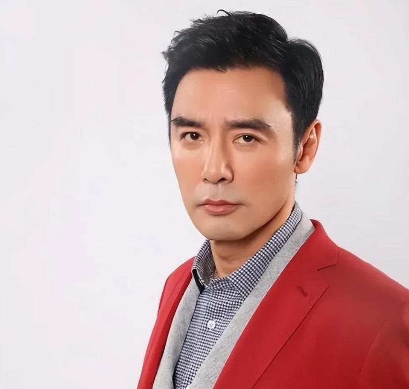 钟镇涛说，有一天，我无意中发现，我的太太章小蕙，竟然开着我的车，用着我雇的司机，