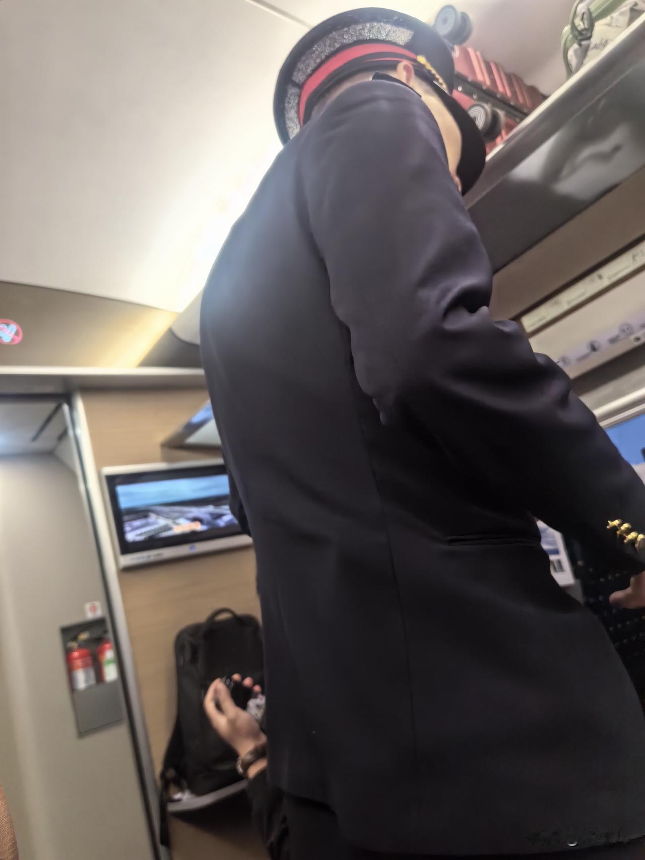 现在心梗脑梗的人好多呀，
列车上有一女士心脏不舒服，
列车长亲自送速效救心丸过来