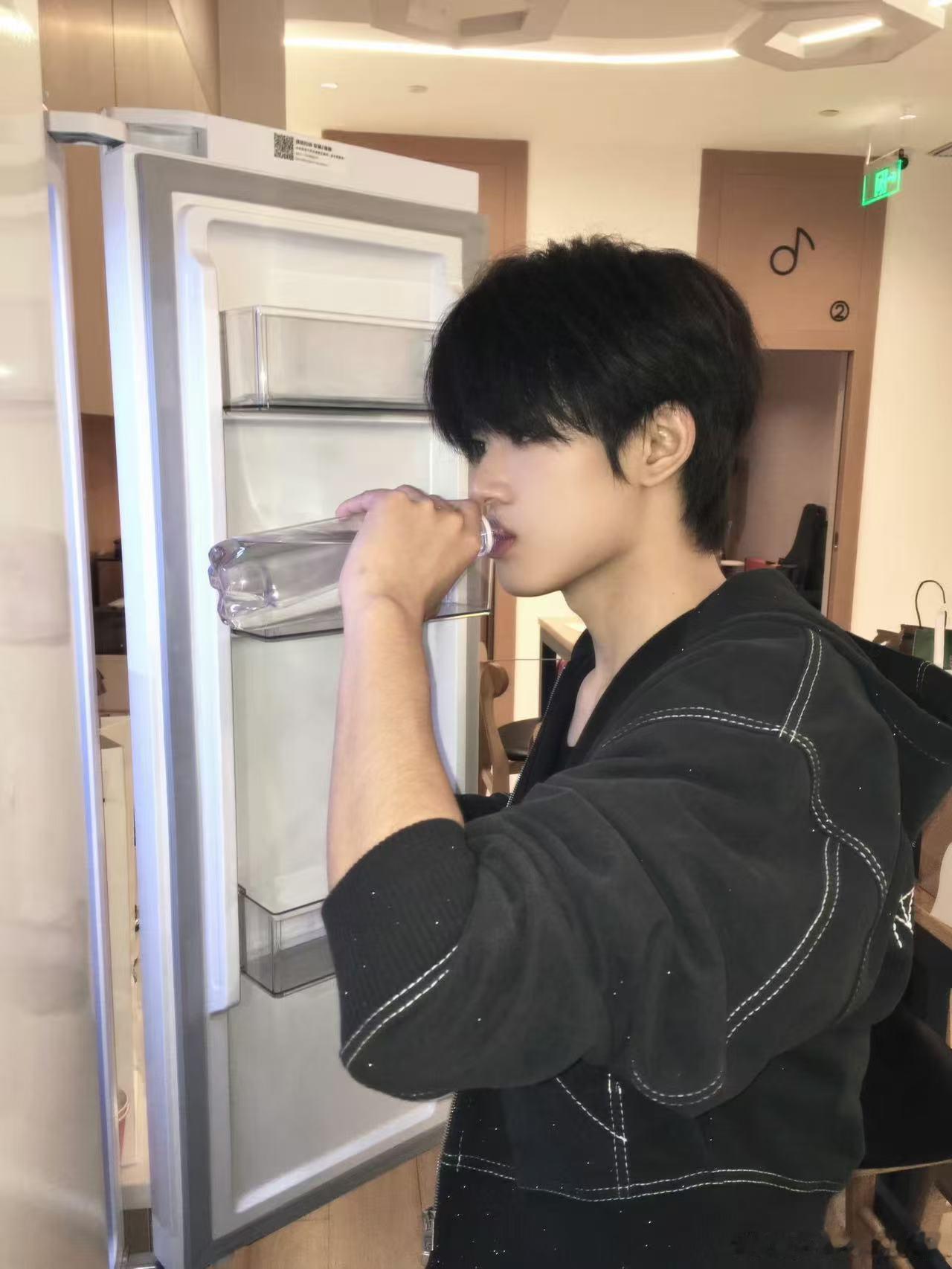 张极一进厨房自动散发人夫感 张极的厨房时刻真是太戳人了！他从“小狗”转变成“人夫