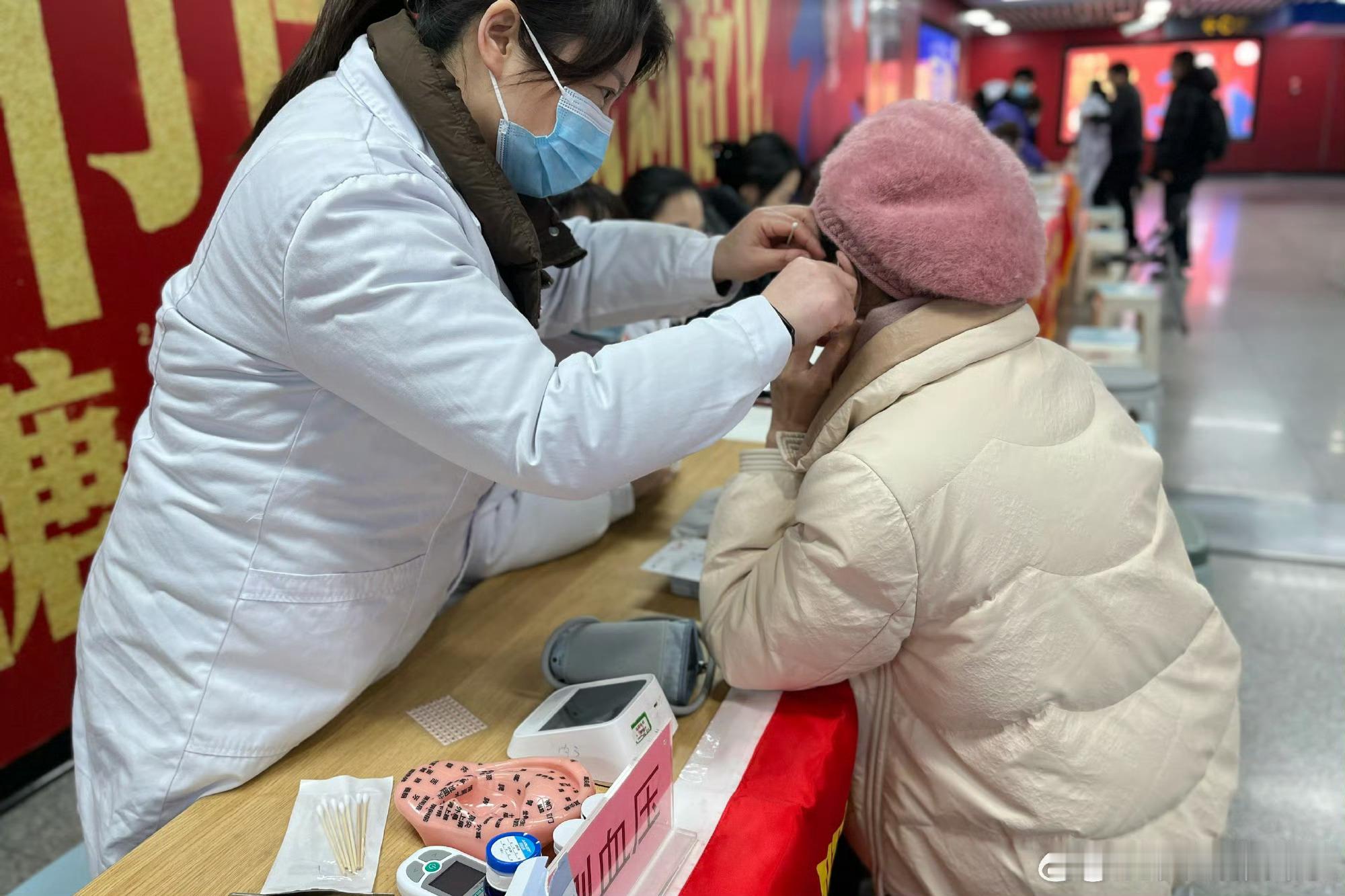 合肥地铁把公益义诊搬进地铁站近日，在合肥三里庵站，来自合肥市妇幼保健院的专业医生