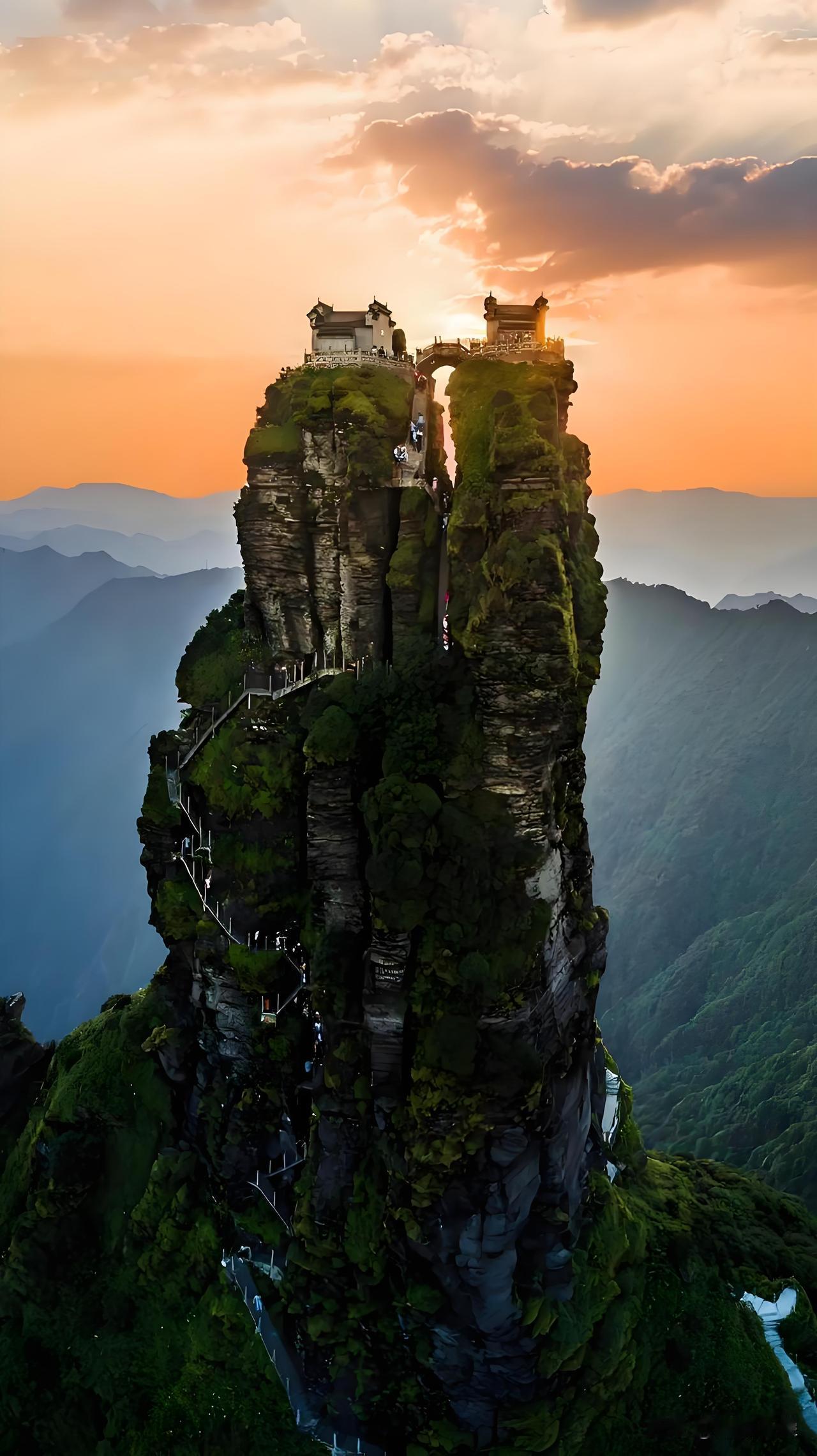 西江月·登梵净山
 
踏破武陵苍莽，直登净土云端。
天桥横断两峰寒，万丈深渊俯瞰