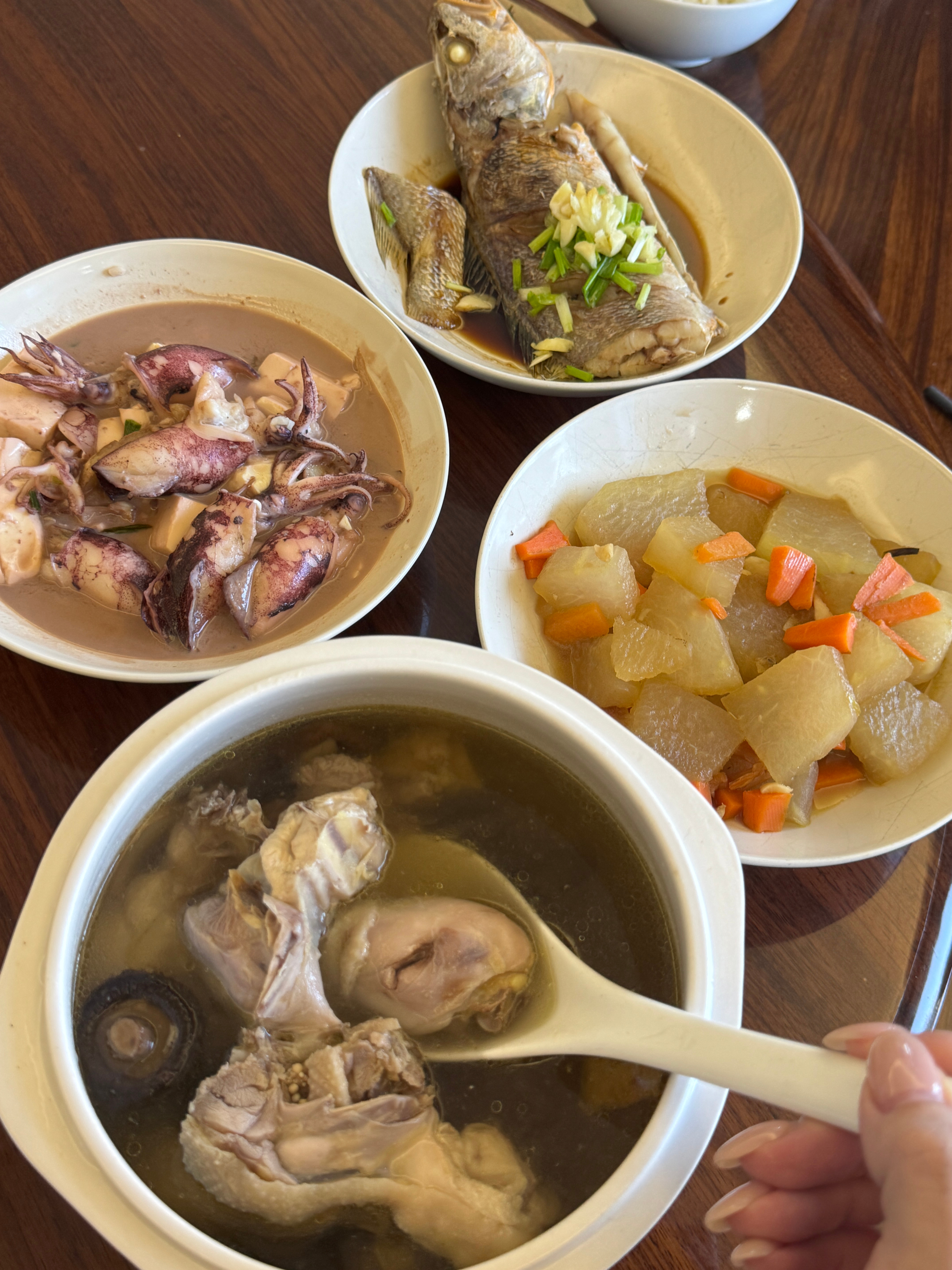 今天午餐吃什么 又是自己煮饭的一天。鱿鱼焖豆腐，清蒸鱼，焖冬瓜，香菇土鸡汤。清清