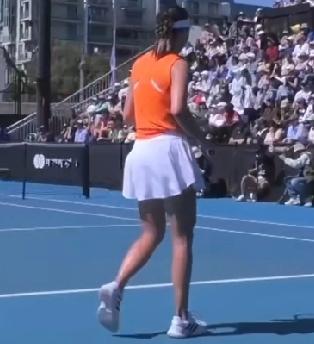 澳网第二轮中国球员比赛即时报告
王欣瑜打奥胖
第一盘4-6输了！
第二盘6-4赢