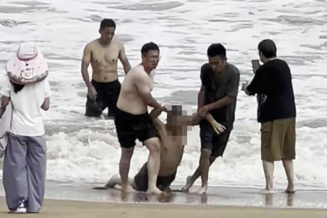 台风天深海夺命暗流！三人舍命下海救人，一句大白话看哭无数人。
 （个人观点仅供参
