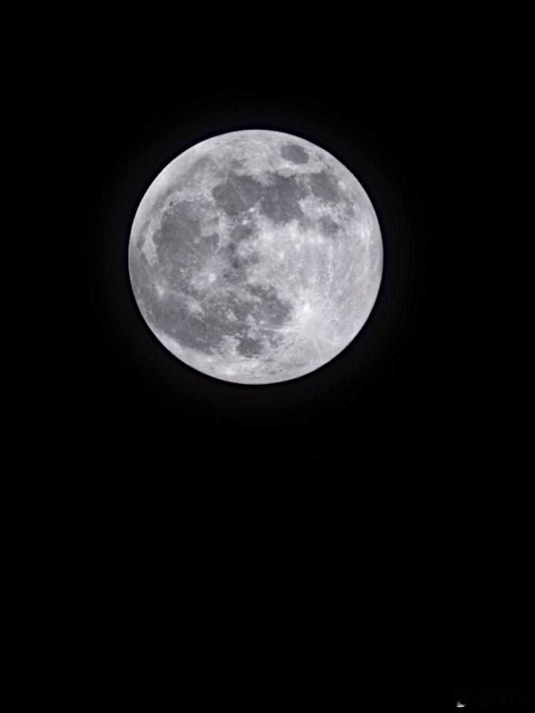 超级月亮同样拍超级大月亮，人家拍出来的月亮绝美，我拍出来的像个路灯！​ ​​​