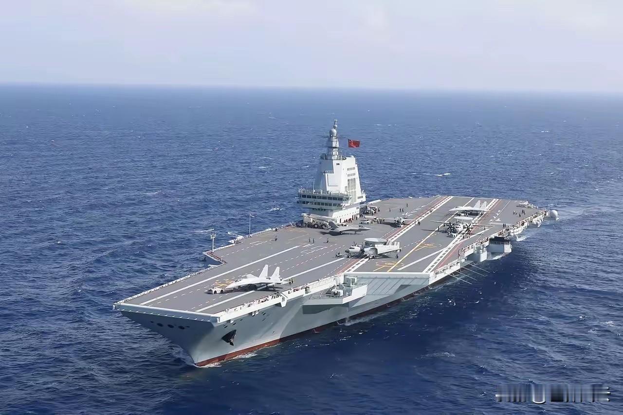 中国正式向全世界宣告两件大事：
第一件就是，我们的福建舰航母正式服役了，中国海军