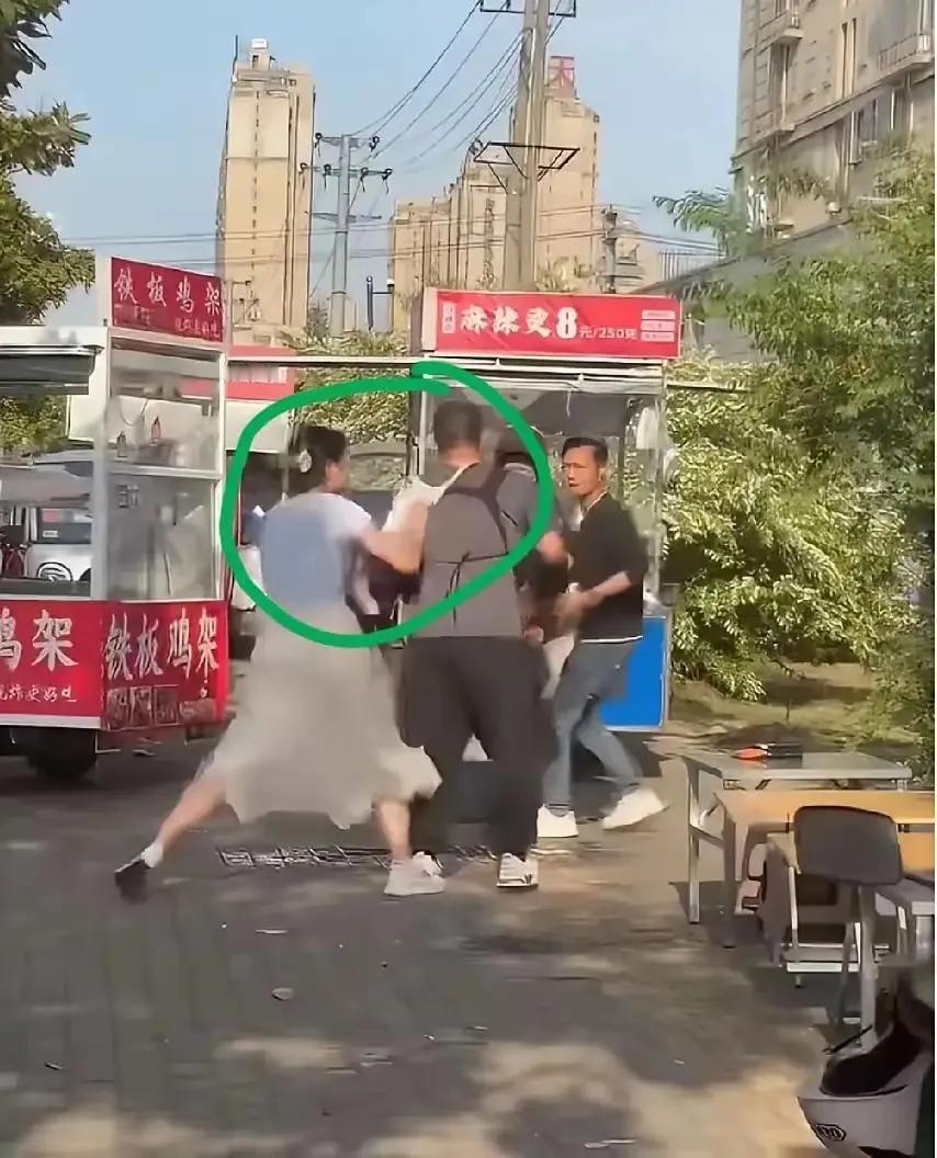 淮南夜市“内裤姐”的惊人之举，乍一看不过是摆摊纠纷、男女冲突这类鸡毛蒜皮的小事，