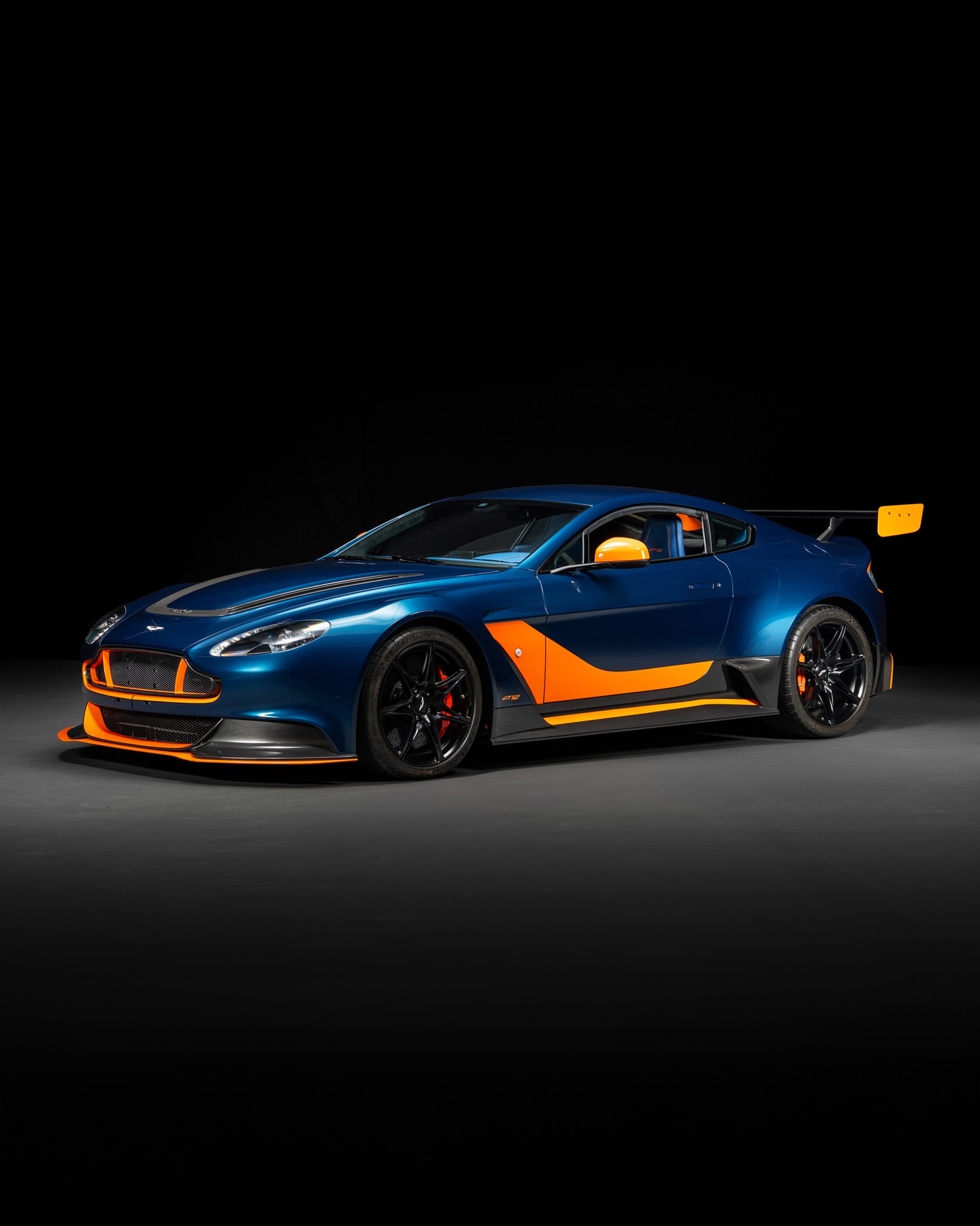 这辆车仅是100辆GT12之一。阿斯顿·马丁揭示了Vantage GT12作为对