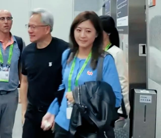不只是“助理”这么简单？黄仁勋身边这位女性身份引发后续猜测。

提起英伟达，很多