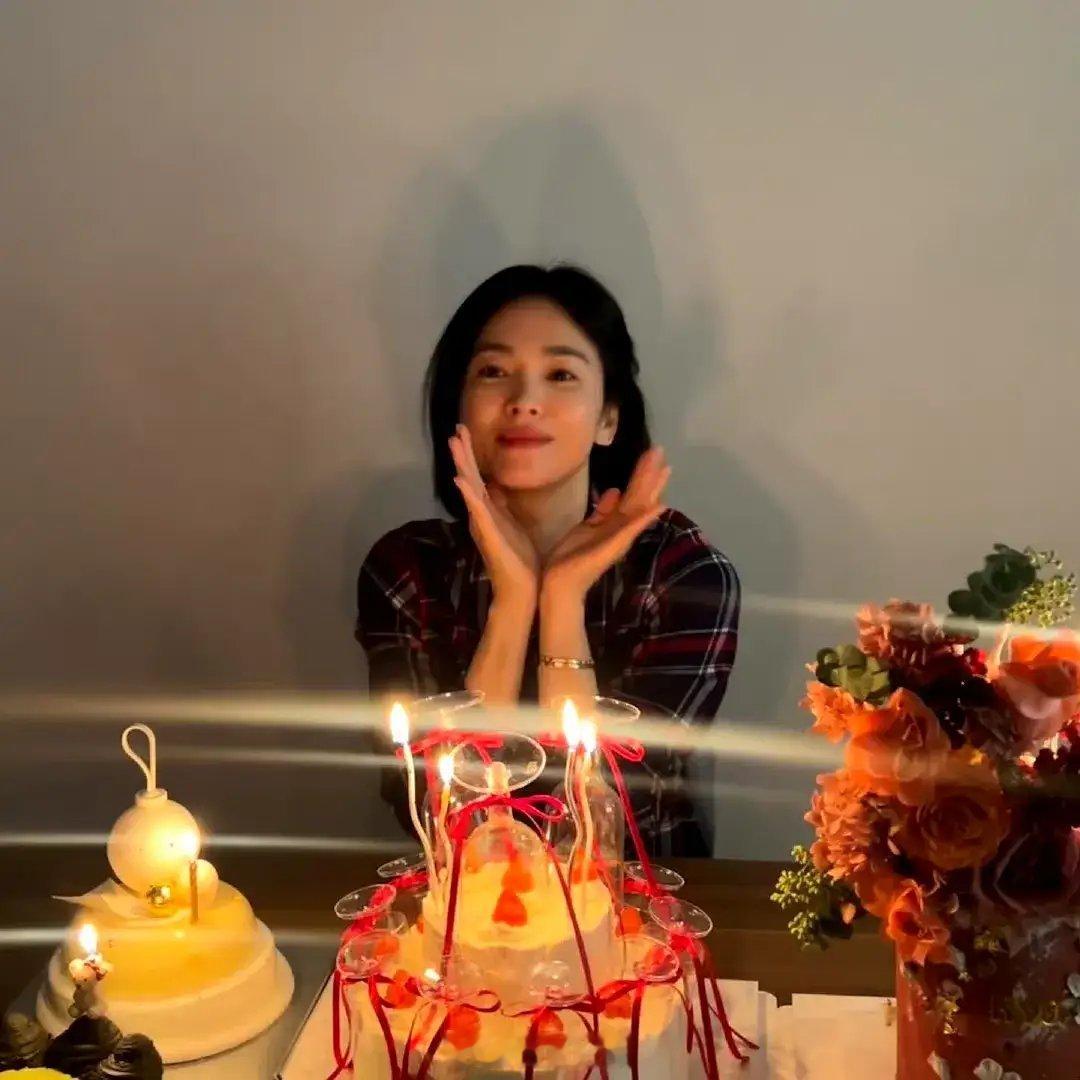 宋慧乔43岁生日照，她是韩国i少有的纯天然美女，皮肤好五官精致出道20多年样子几