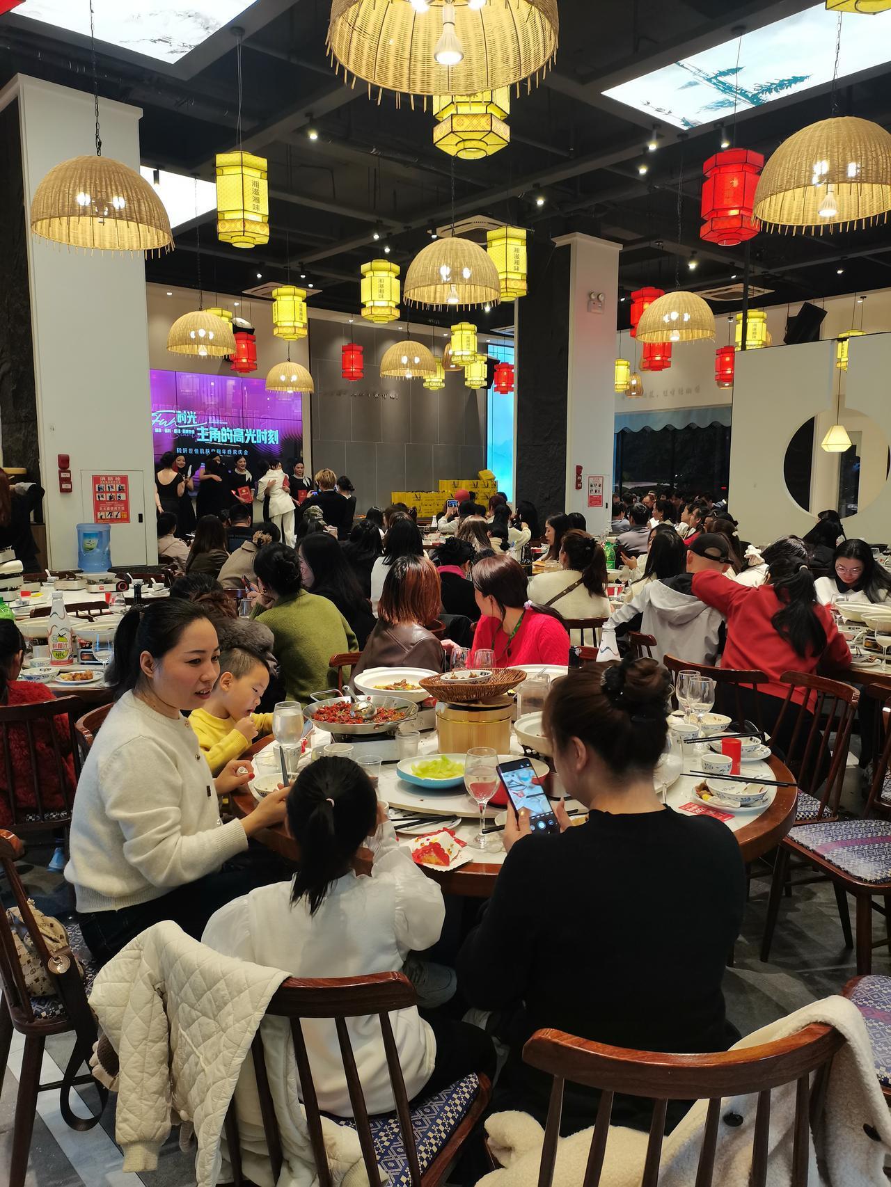 到外面吃饭，看到别人家的尾牙举办的热闹非凡，同行的司机让我拍下来发到单位群里。