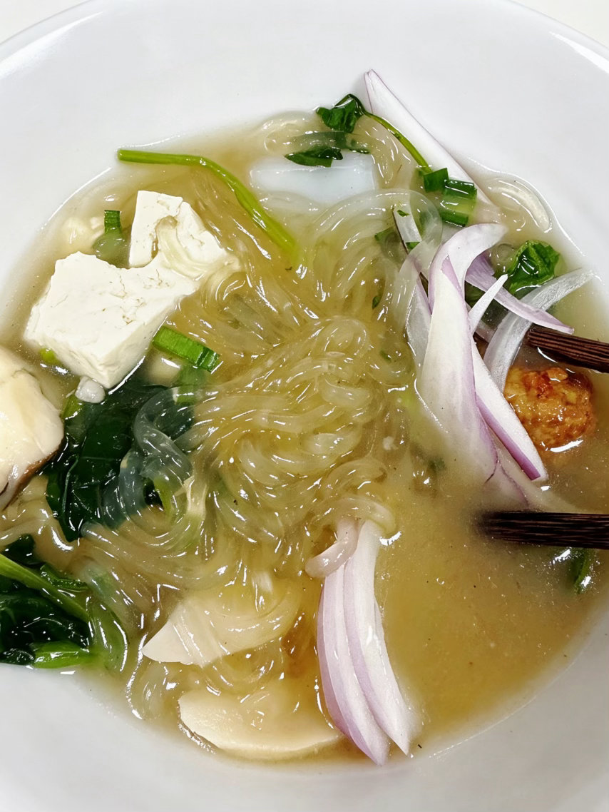 今天中午吃：菌菇凉粉青菜豆腐丸子粉丝汤