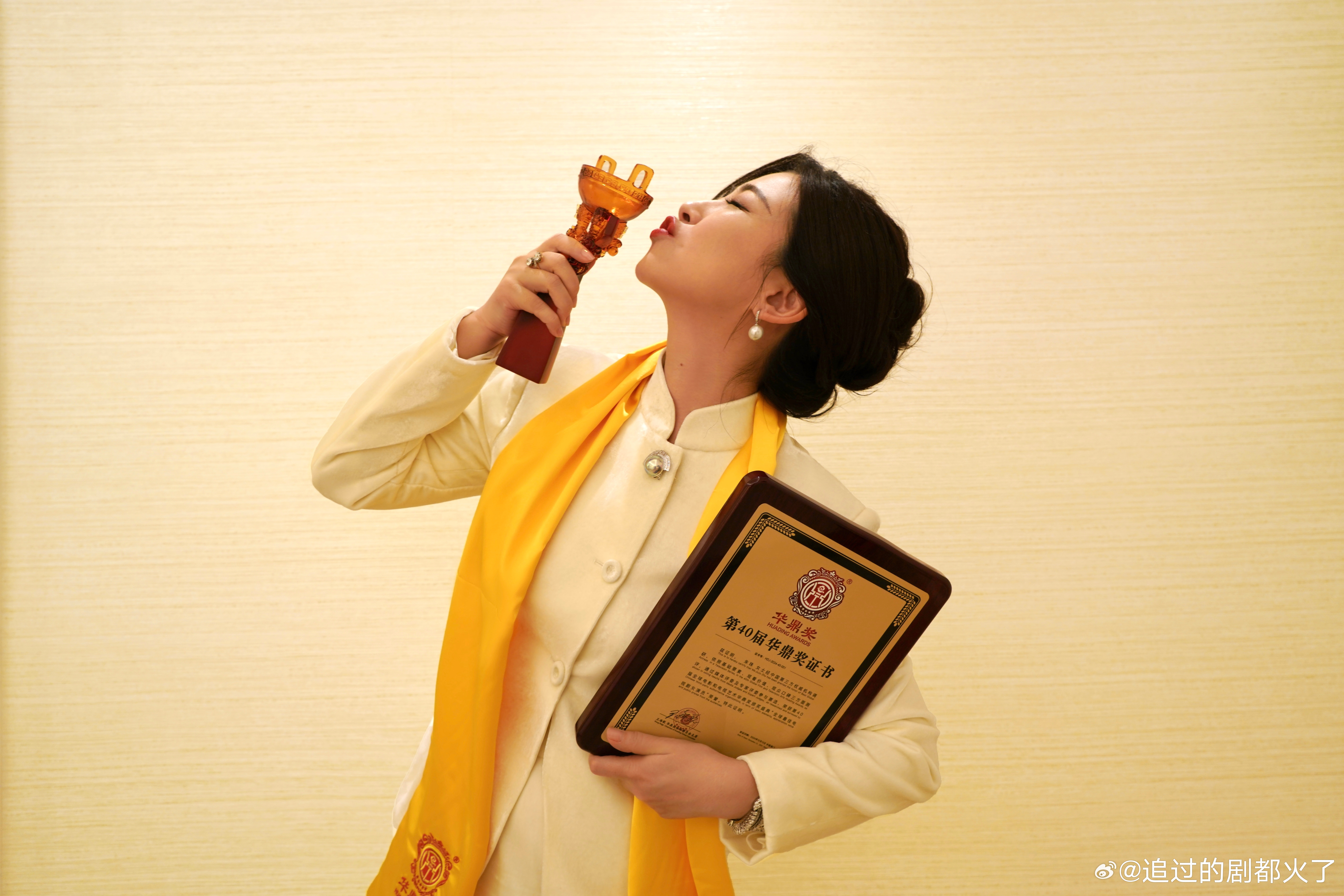 朱珠 女人40仍有高光时刻  朱珠从不畏惧年纪的枷锁，不管什么年纪，我都可以拥有