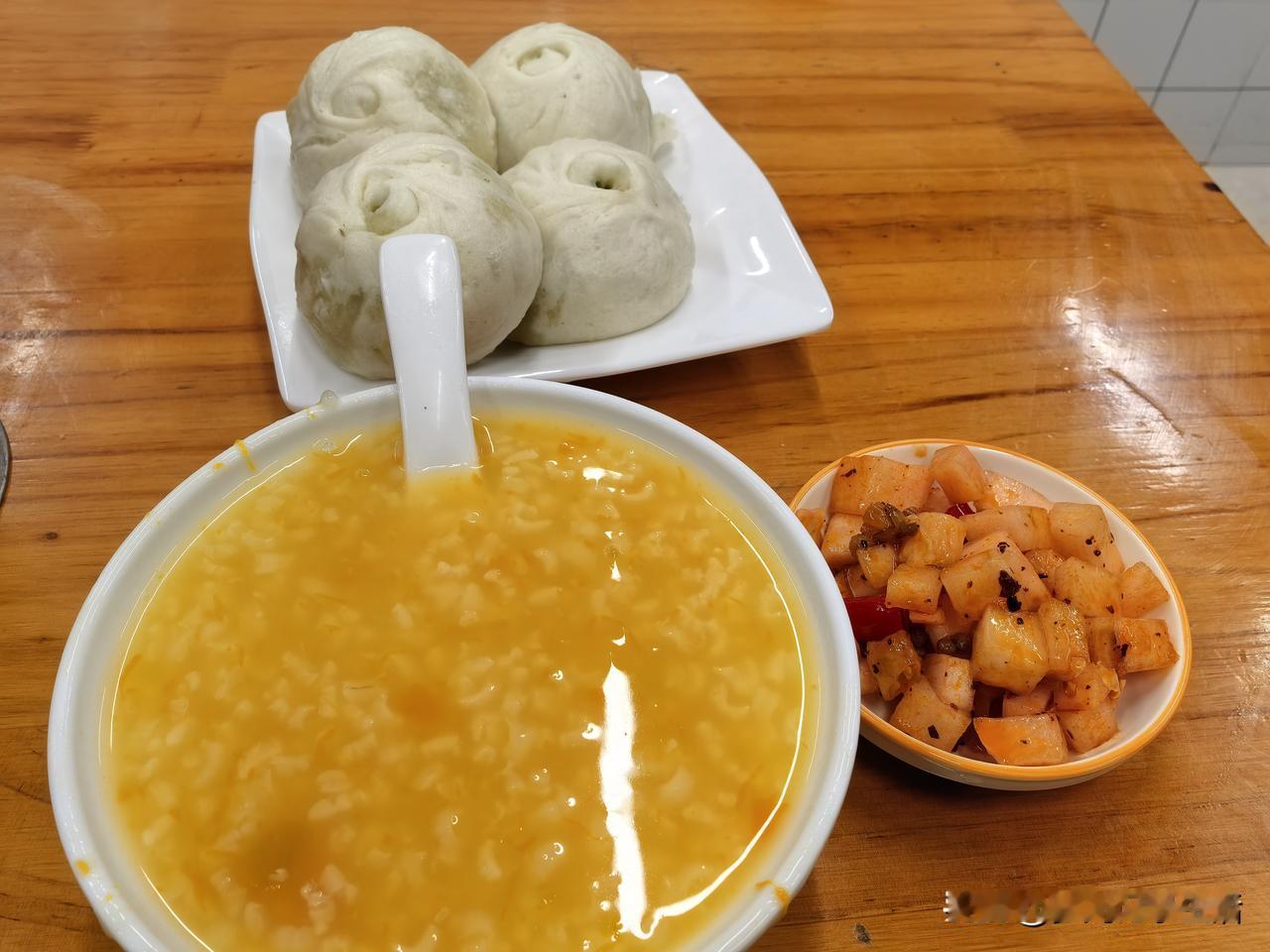 今早我和俩孩子起床就出发了，大丫头的时间比较紧，在他们校门口斜对面早餐店装了三个