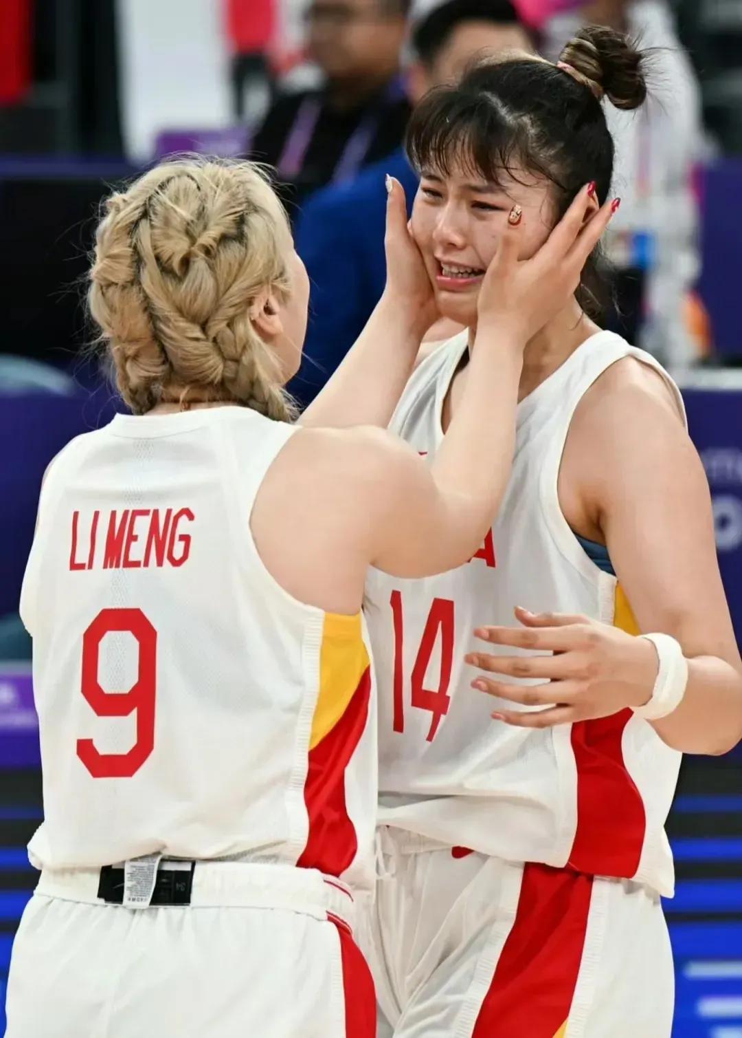 女篮105－69波多黎各icon。张茹打首发我看不懂，我就想问问张茹是靠颜值进国