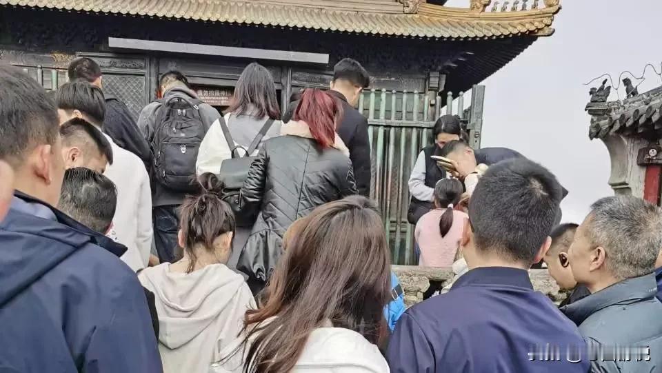 遵循平仄是对联传统，可体现韵律美感。