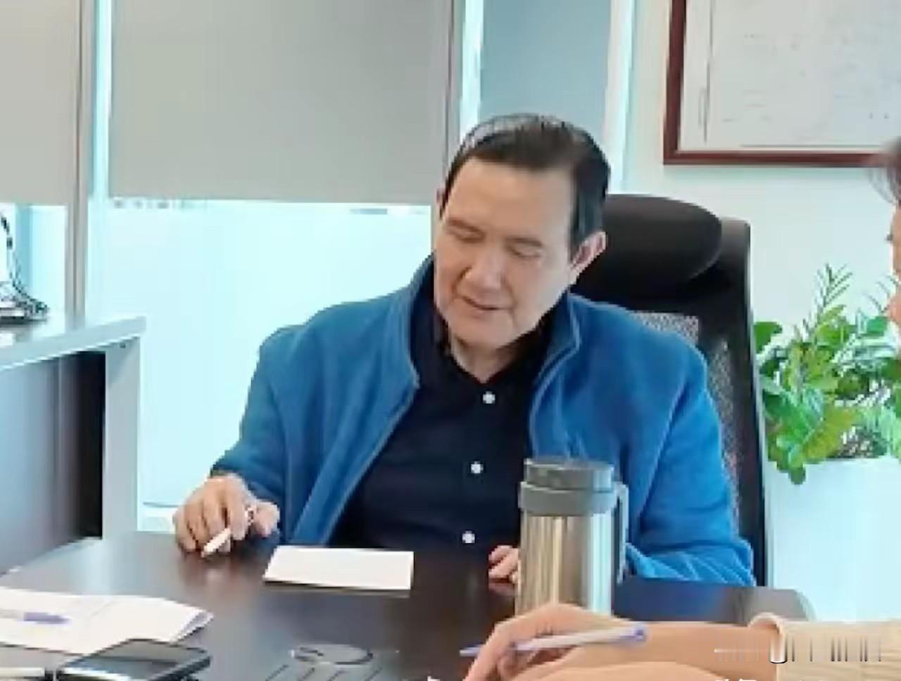 马英九一世英名被毁

马英九偏不信老婆和姐姐的话，

非要自己拍视频喊"我没糊涂