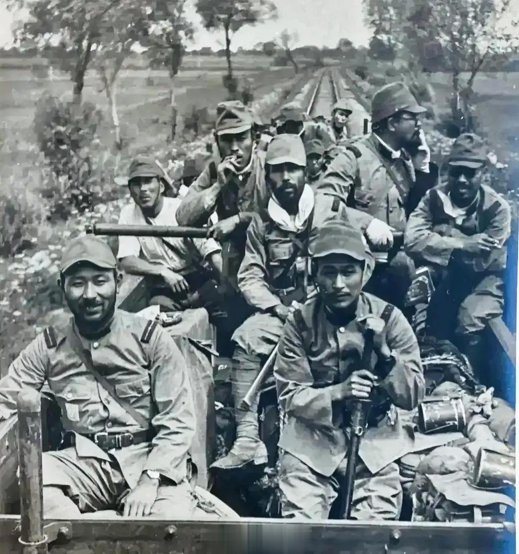 1938年，镇江。火车厢里的鬼子，这是最初训练多年的“老鬼子”，牠们穷凶极恶，在