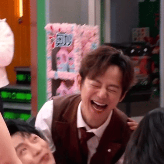 魏晨一定知道何老师会接住他 用话筒踮脚测完九十度，下一秒就直接往后倒！魏晨这波操