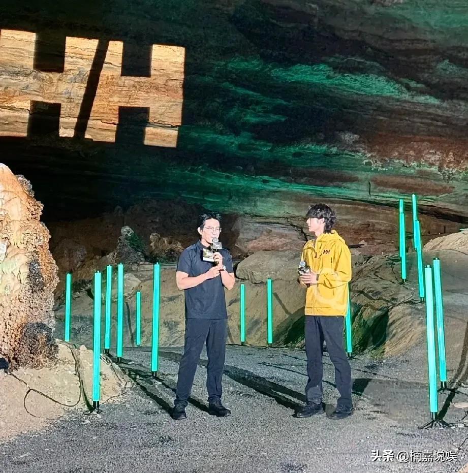 不愧为内娱顶流，人气就是高！
王一博现身贵州一溶洞出席活动，现场人气火爆。他烫着