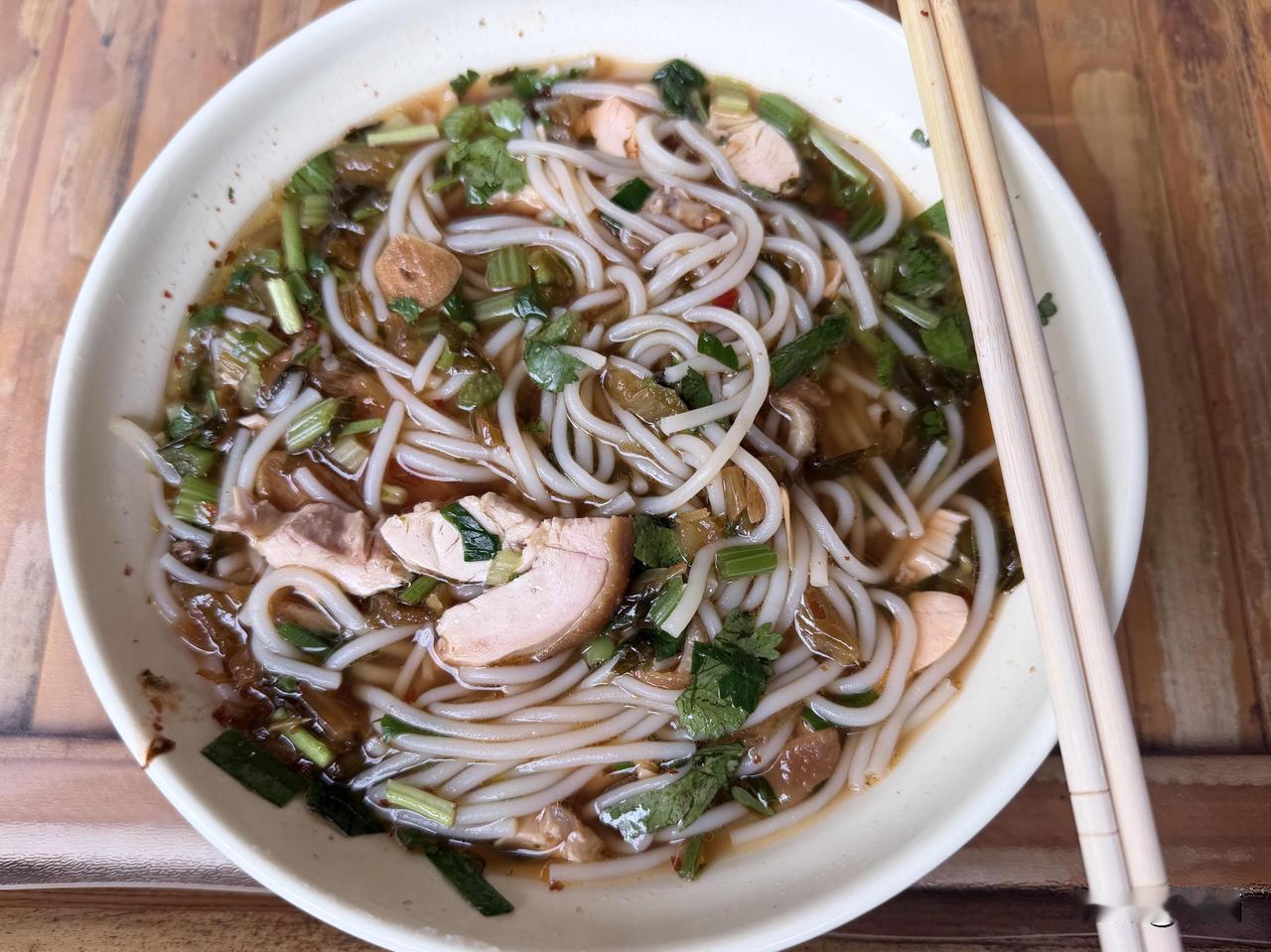 来到弥勒，绝不能错过一碗卤鸡米线。

卤鸡米线是当地极具代表性的市井风味，白净柔