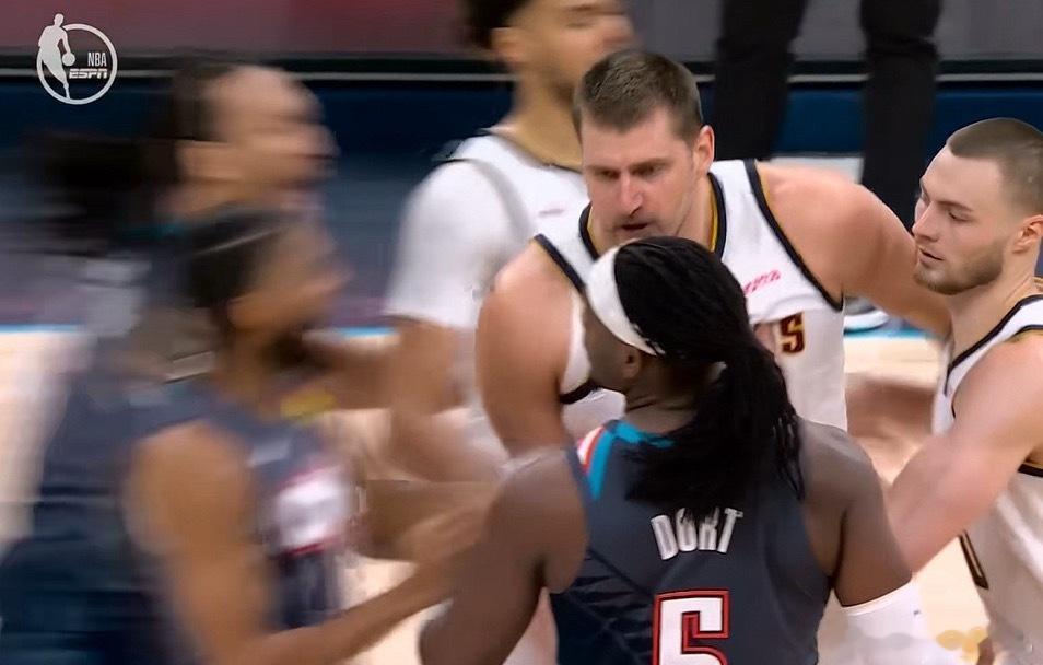 起因：比赛最后时刻胜负已定，森林狼球员麦克丹尼尔斯在掘金放弃防守时选择上空篮得分