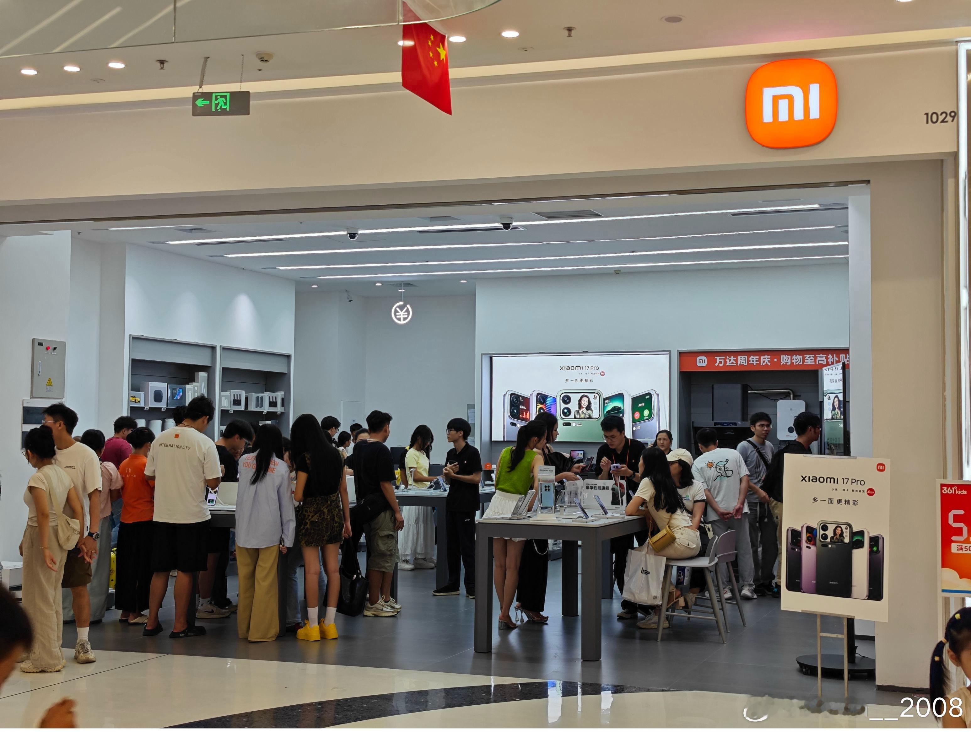 小米店和苹果店，为啥现在人流量差距这么大了？ ​​​
