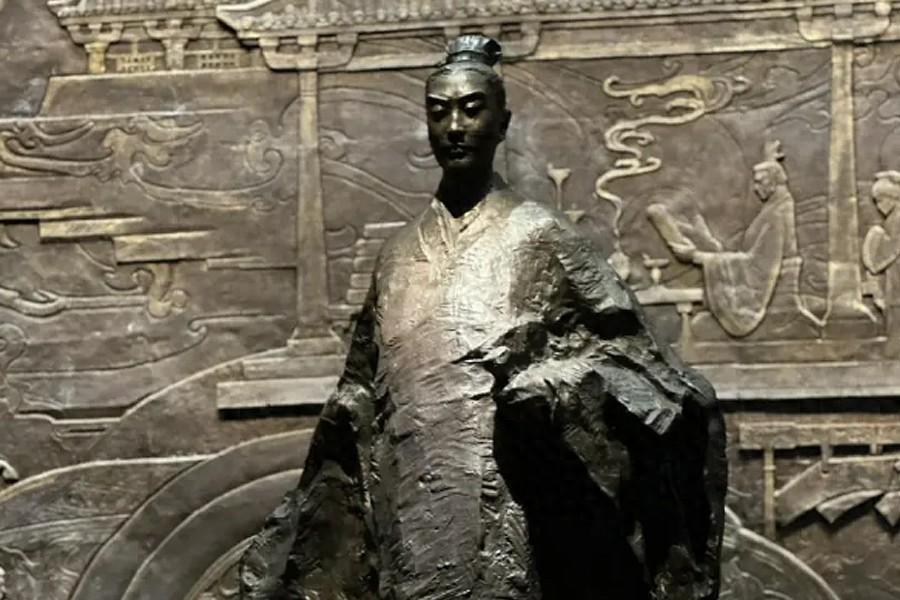 元平元年七月，长安未央宫承明殿。大将军霍光跪在太后面前，念完一份罪状，请求废黜刚