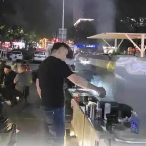 安徽宿州34岁的烧烤摊主邵三虎最近成了全网称赞的对象：他的摊位开了还不到一个月，