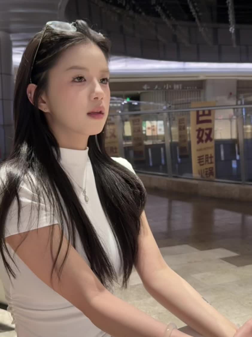 看起来就是很爱撒娇一女的