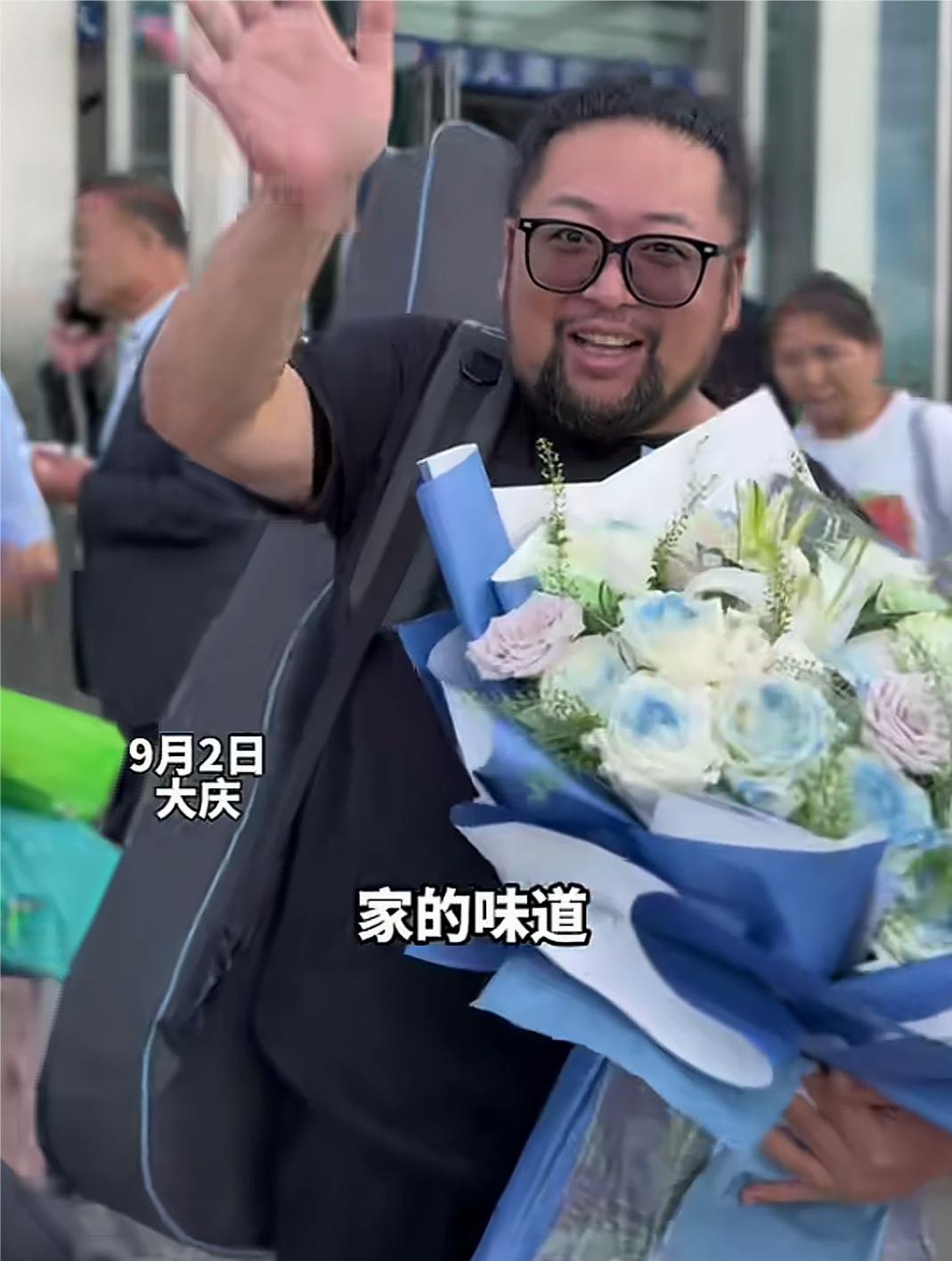演员修睿回到家乡大庆，下车第一句话就是说，“家的味道”回家好，回家就是小孩，
修