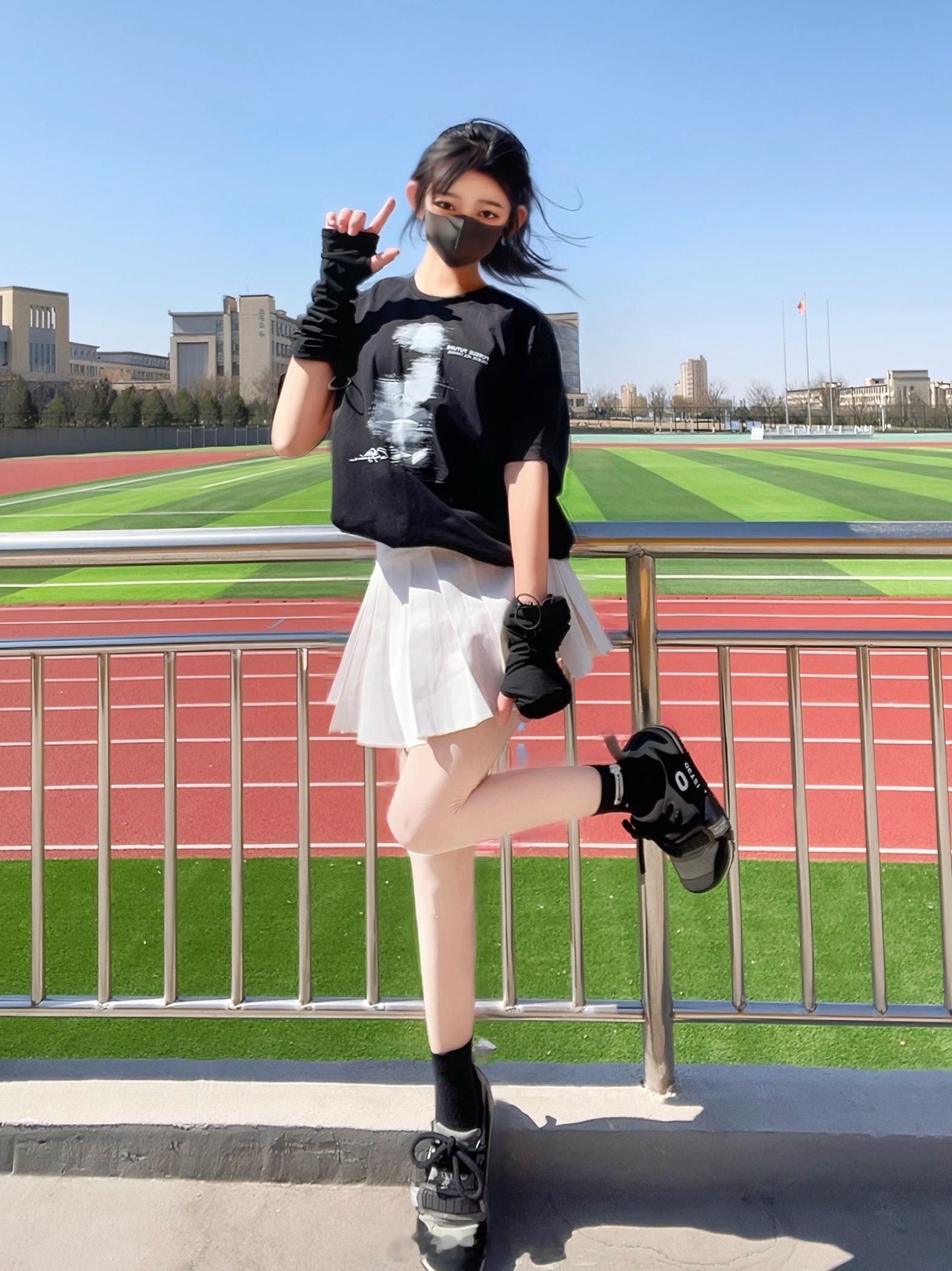 人生目标：能把基础款穿好看🖤微博蹲蹲上新衣ootd ​​​