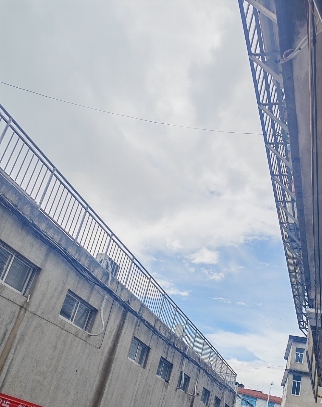 天上蓝蓝的，下雨。。。 